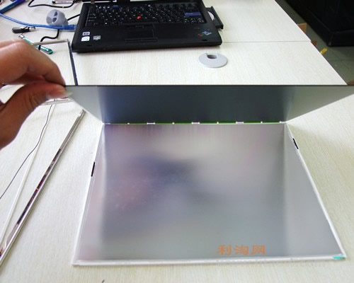 笔记本液晶屏幕拆解更换灯管清理灰尘教程!(转